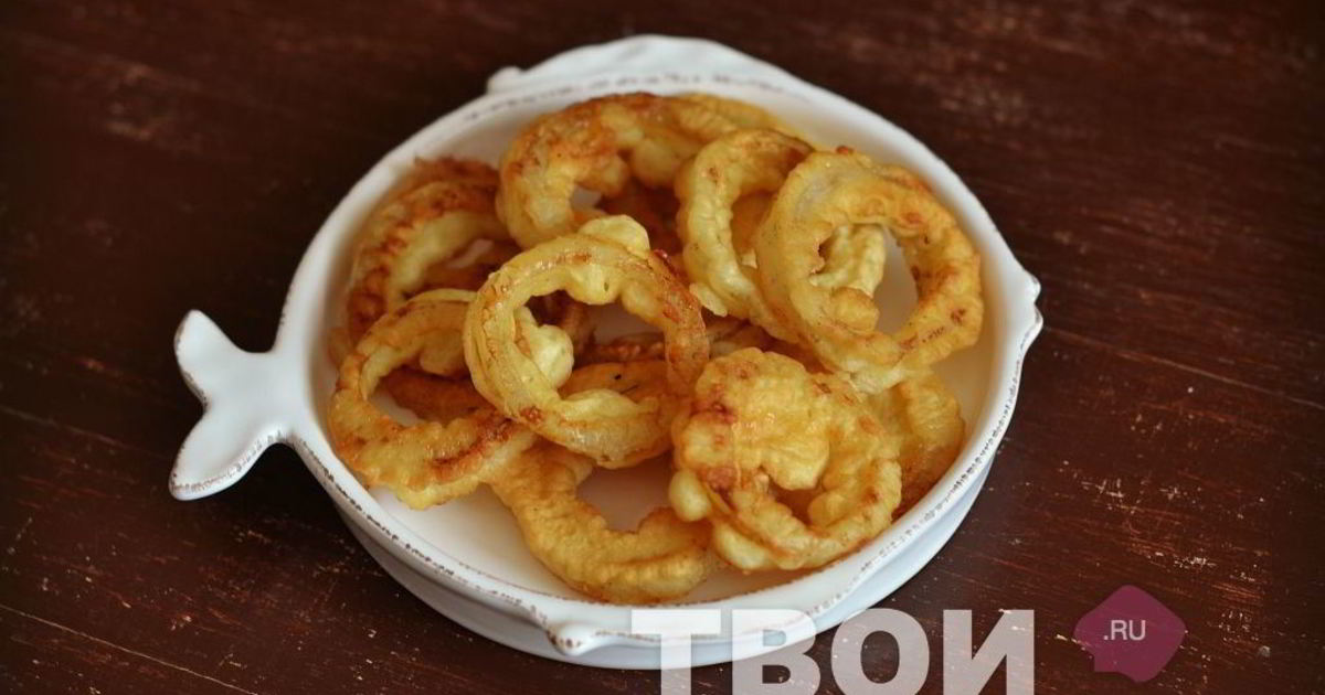 Репчатый лук в кляре. Луковые кольца в кляре рецепт на сковороде. Кляр для луковых колец на сковороде. Рецепт луковых колечек. Луковые кольца в кляре рецепт на сковороде.