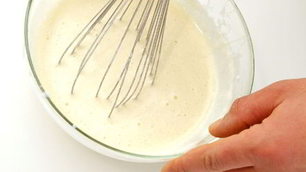 Рецепт обжаренных яблочных долек в омлете