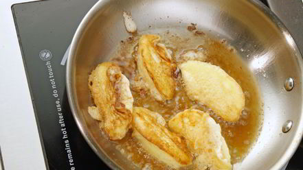 Рецепт обжаренных яблочных долек в омлете