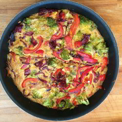 Рецепт Фриттаты с брокколи, красным перцем и ветчиной брезаола