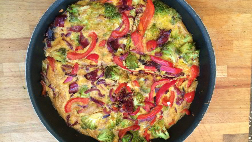 Рецепт фриттаты с брокколи, красным перцем и ветчиной брезаола