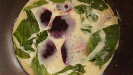 Рецепт фриттаты со свеклой и шпинатом креативный завтрак