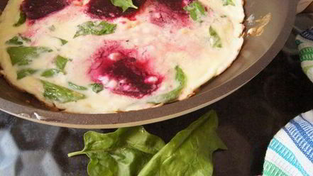 Рецепт фриттаты со свеклой и шпинатом креативный завтрак