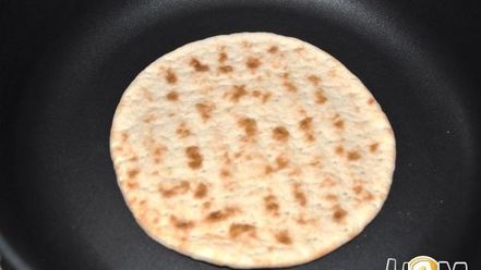 Рецепт омлета из перепелиных яиц со шпинатом на лепешке