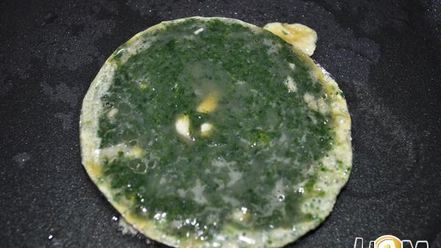 Рецепт омлета из перепелиных яиц со шпинатом на лепешке