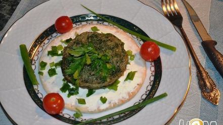 Рецепт омлета из перепелиных яиц со шпинатом на лепешке