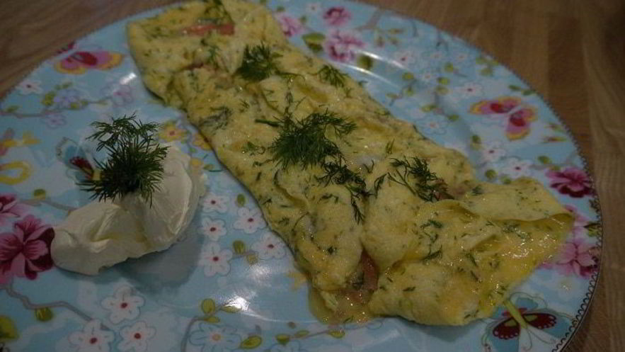 Рецепт омлета с форелью и укропом