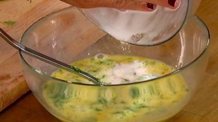 Рецепт омлета с форелью и укропом