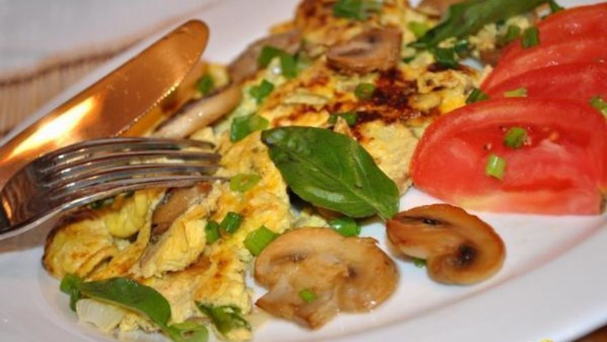 Рецепт омлета с грибами и зеленым луком