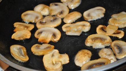 Рецепт омлета с грибами и зеленым луком