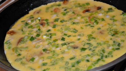 Рецепт омлета с грибами и зеленым луком