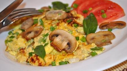 Рецепт омлета с грибами и зеленым луком