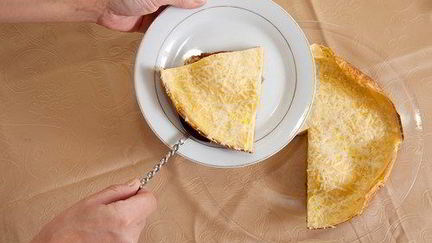 Рецепт Омлета с карамелизованной грушей, горгонзолой, беконом и орехами пекан