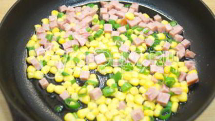 Рецепт омлета с колбасой и кукурузой бонди