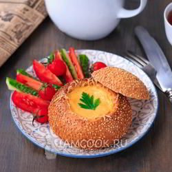 Рецепт Омлета с колбасой в булочке