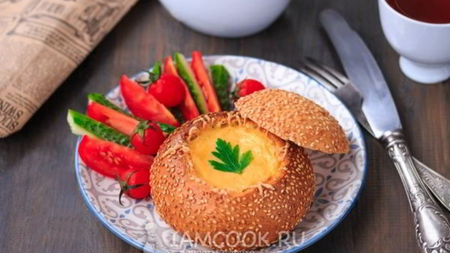 Рецепт омлета с колбасой в булочке