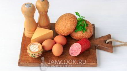 Рецепт омлета с колбасой в булочке