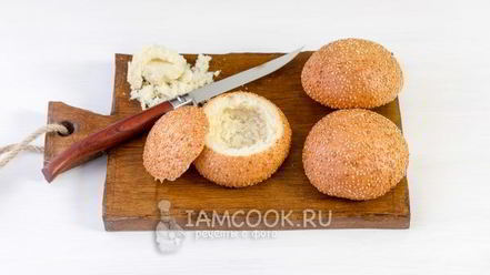 Рецепт омлета с колбасой в булочке