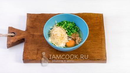 Рецепт омлета с колбасой в булочке