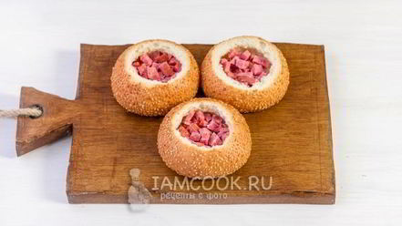 Рецепт омлета с колбасой в булочке