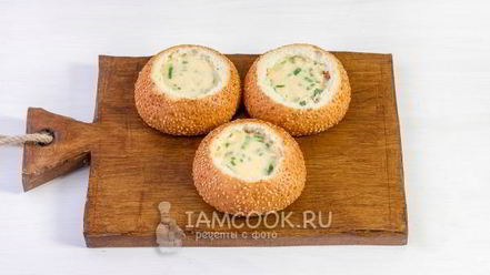 Рецепт омлета с колбасой в булочке