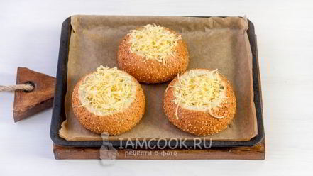 Рецепт омлета с колбасой в булочке