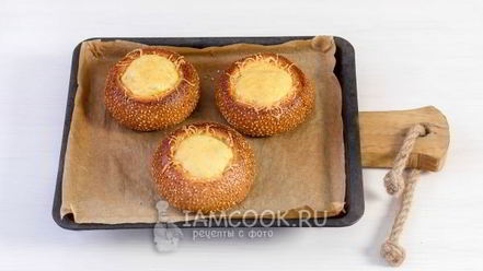 Рецепт омлета с колбасой в булочке