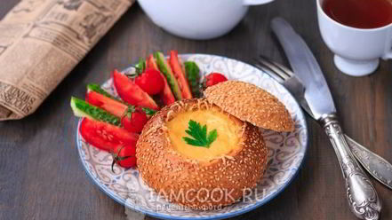 Рецепт омлета с колбасой в булочке