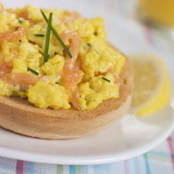 Рецепт Омлета с копченым лососем и зеленым луком