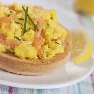 Рецепт Омлета с копченым лососем и зеленым луком