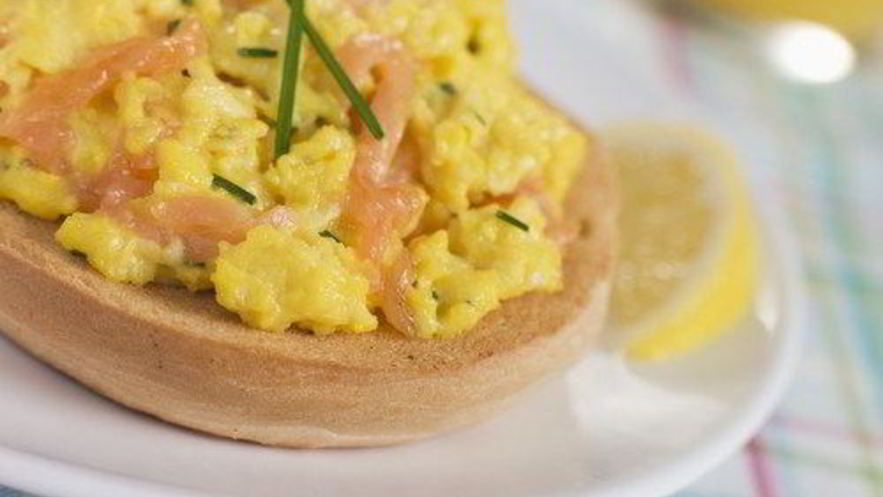 Рецепт омлета с копченым лососем и зеленым луком