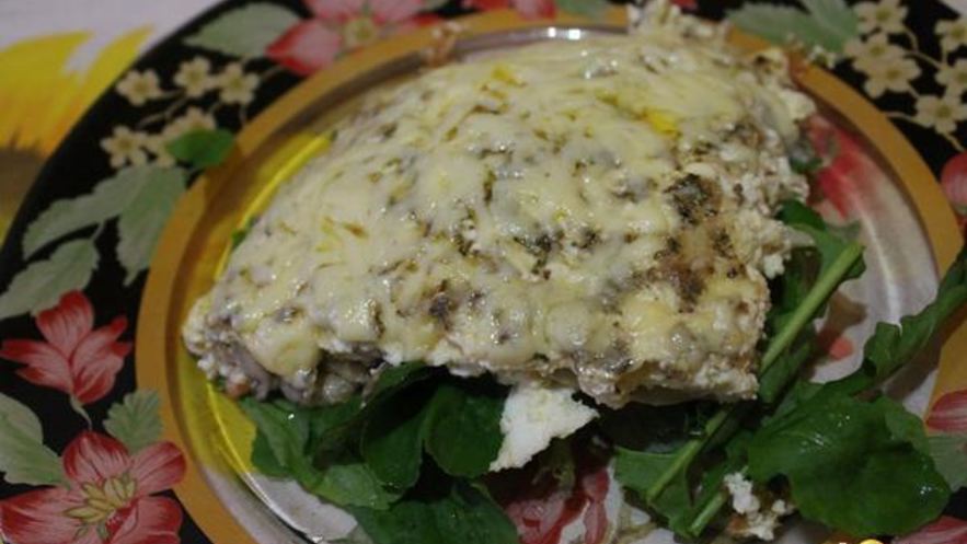 Рецепт омлета с креветками и грибами на подушке из рукколы