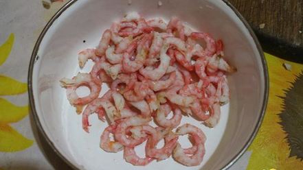 Рецепт омлета с креветками и грибами на подушке из рукколы