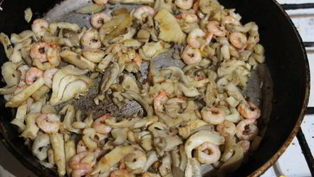 Рецепт омлета с креветками и грибами на подушке из рукколы