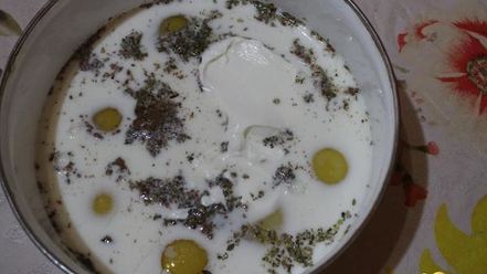 Рецепт омлета с креветками и грибами на подушке из рукколы