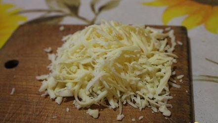 Рецепт омлета с креветками и грибами на подушке из рукколы