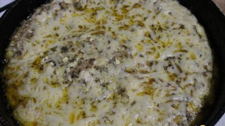 Рецепт омлета с креветками и грибами на подушке из рукколы