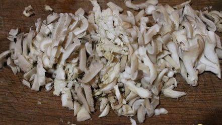 Рецепт омлета с креветками и грибами на подушке из рукколы