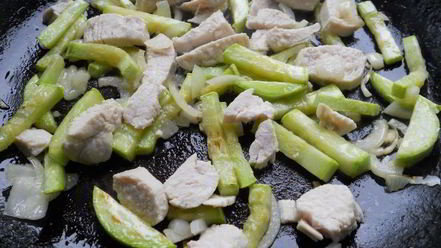 Рецепт омлета с курицей и кабачками