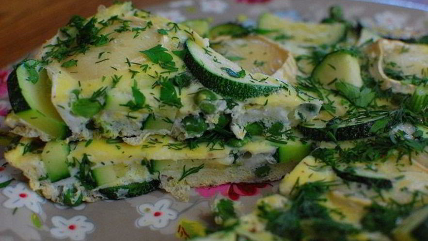 Рецепт омлета с цукини и зеленым горошком