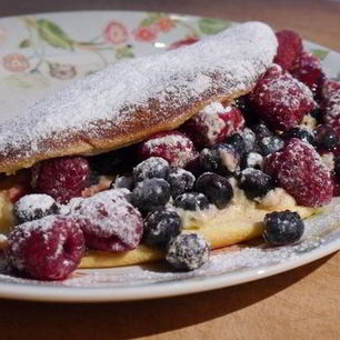 Рецепт Омлета-суфле с ягодами и вареньем