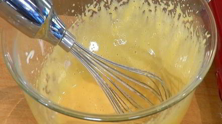 Рецепт омлета-суфле с ягодами и вареньем