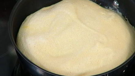 Рецепт омлета-суфле с ягодами и вареньем