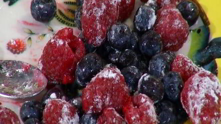 Рецепт омлета-суфле с ягодами и вареньем