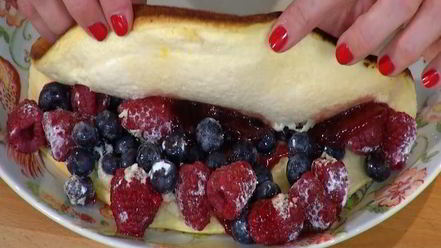 Рецепт омлета-суфле с ягодами и вареньем