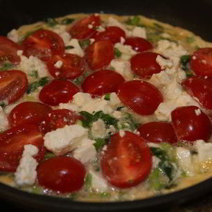 Рецепт Открытого омлета с фетой и помидорами черри