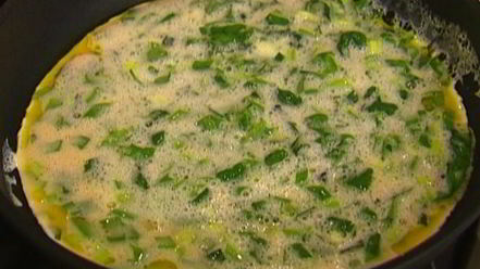 Рецепт открытого омлета с фетой и помидорами черри