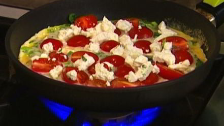 Рецепт открытого омлета с фетой и помидорами черри