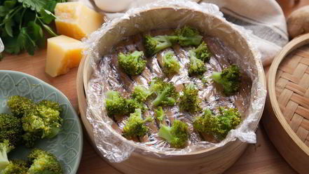 Рецепт питательного омлета на пару с брокколи и свежей зеленью