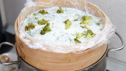 Рецепт питательного омлета на пару с брокколи и свежей зеленью